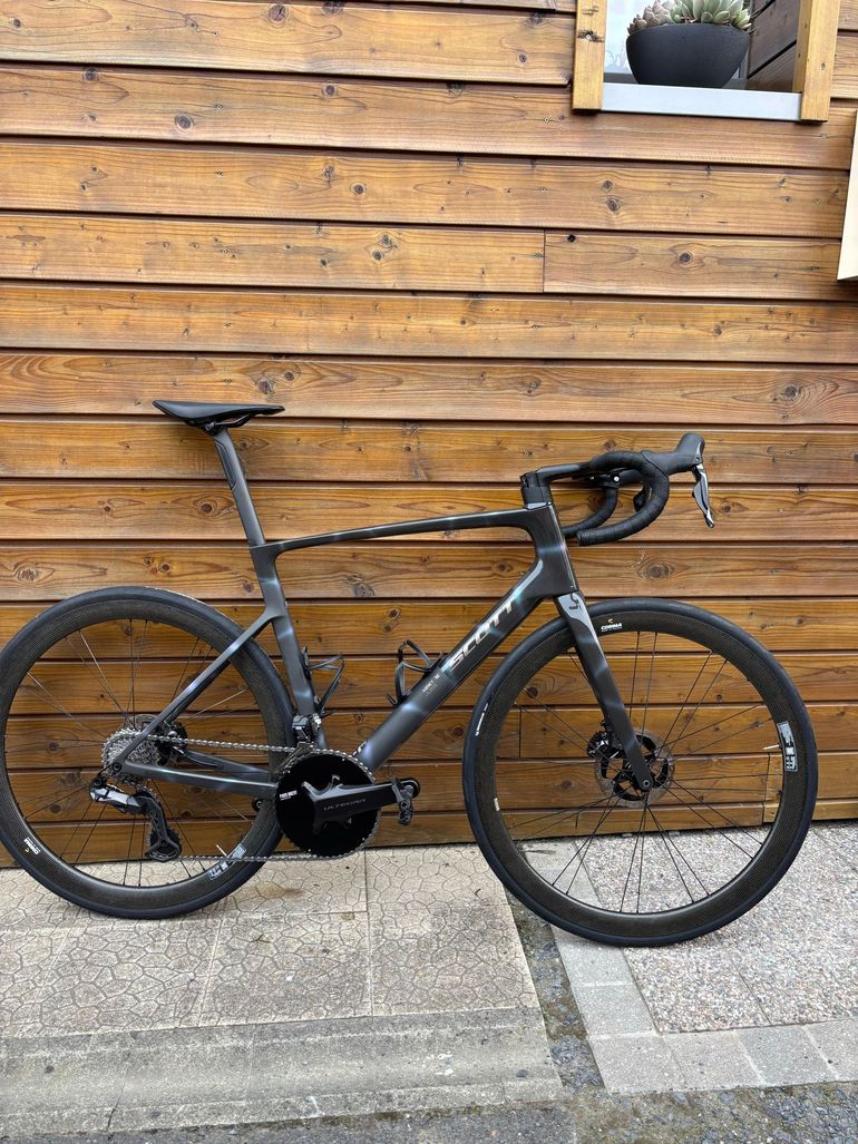 Used Scott Addict RC 10 2025 2025 Road & Gravel — image 1 of 4