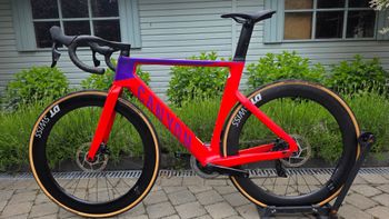 Used Canyon Aeroad CF SLX 7 eTap 2024 2024 Road & Gravel, Red — image 16 of 17