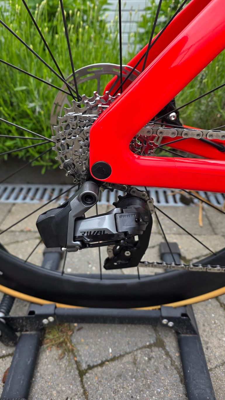 Used Canyon Aeroad CF SLX 7 eTap 2024 2024 Road & Gravel, Red — image 8 of 17