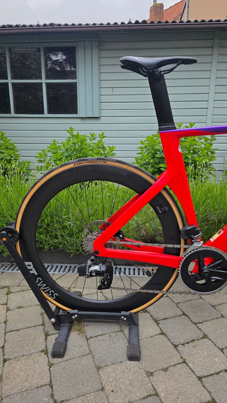 Used Canyon Aeroad CF SLX 7 eTap 2024 2024 Road & Gravel, Red — image 6 of 17