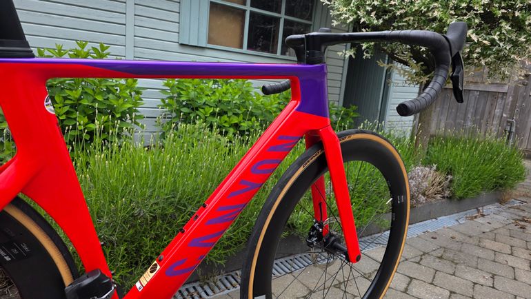 Used Canyon Aeroad CF SLX 7 eTap 2024 2024 Road & Gravel, Red — image 3 of 17