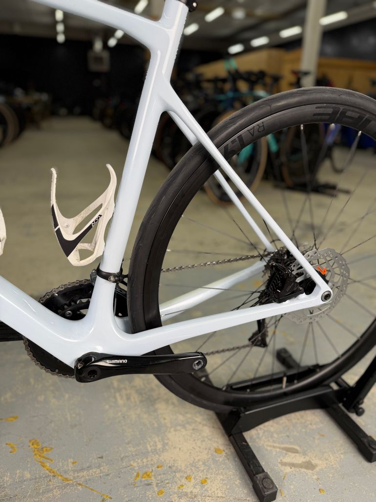 Used CUBE Attain 2022 Road & Gravel, White — image 18 of 19