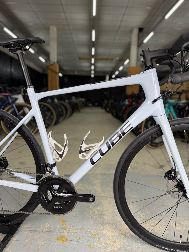 Used CUBE Attain 2022 Road & Gravel, White — image 11 of 19