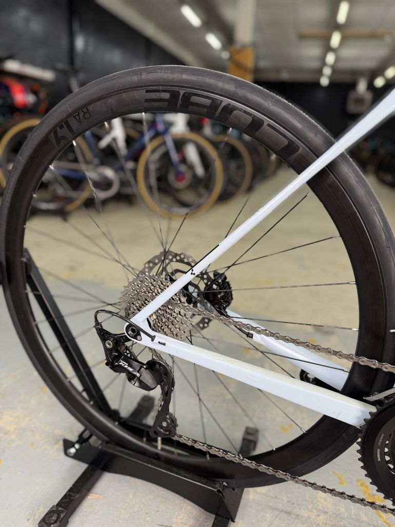 Used CUBE Attain 2022 Road & Gravel, White — image 8 of 19