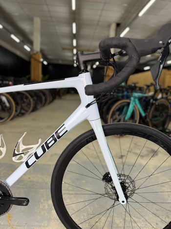 Used CUBE Attain 2022 Road & Gravel, White — image 4 of 19
