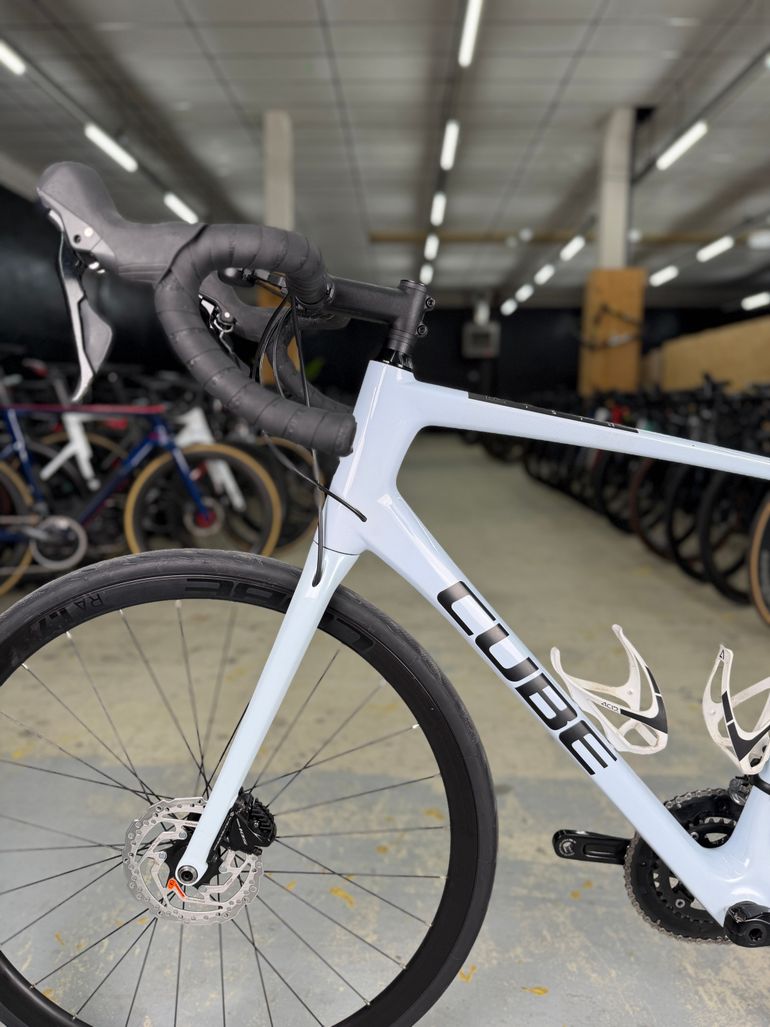 Used CUBE Attain 2022 Road & Gravel, White — image 13 of 19