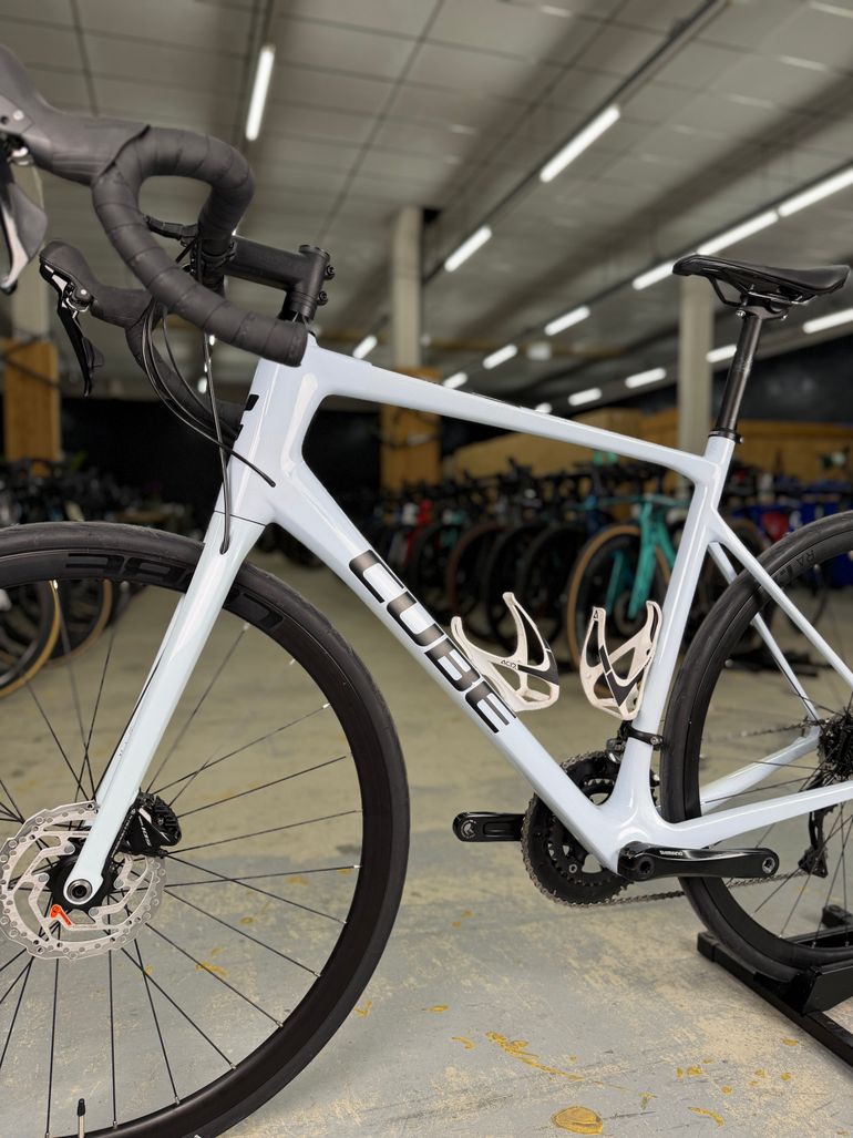 Used CUBE Attain 2022 Road & Gravel, White — image 14 of 19