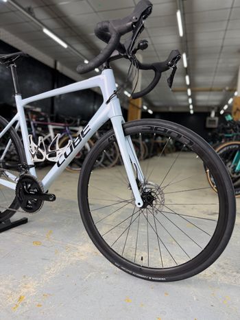 Used CUBE Attain 2022 Road & Gravel, White — image 5 of 19