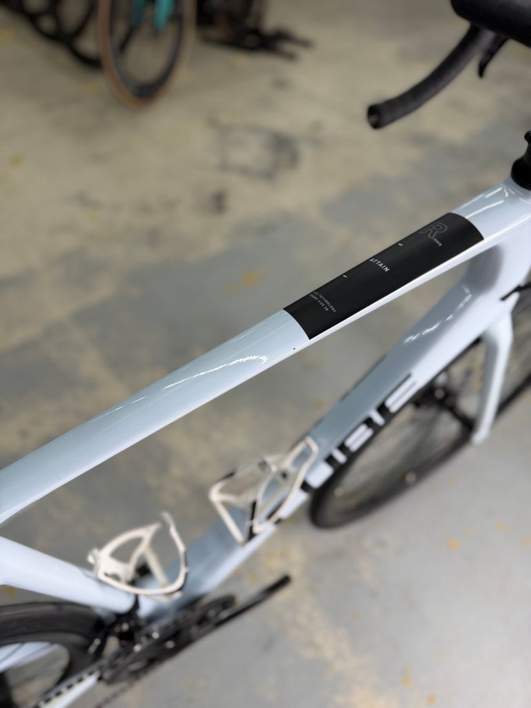 Used CUBE Attain 2022 Road & Gravel, White — image 10 of 19