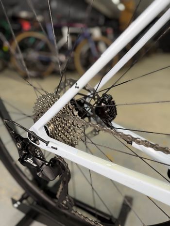 Used CUBE Attain 2022 Road & Gravel, White — image 7 of 19
