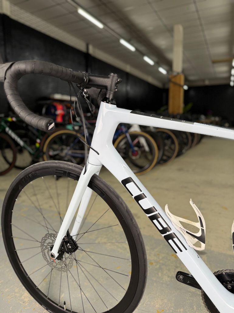Used CUBE Attain 2022 Road & Gravel, White — image 12 of 19