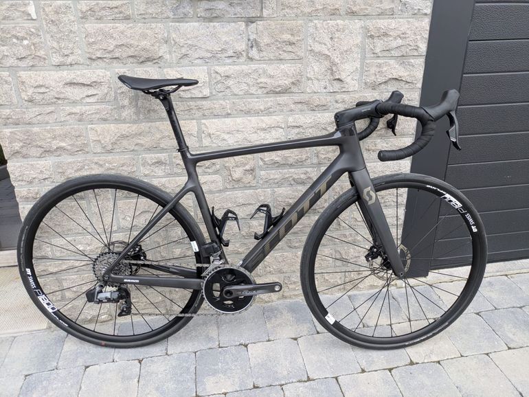 Used Scott Addict RC 30 2024 2024 Road & Gravel — image 1 of 8