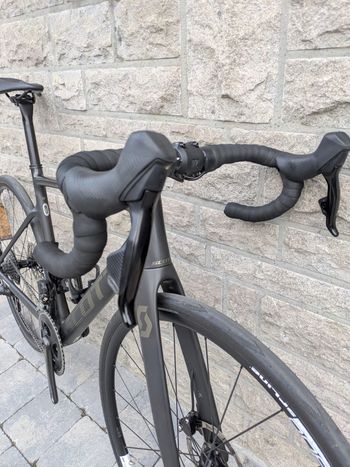 Used Scott Addict RC 30 2024 2024 Road & Gravel — image 2 of 8