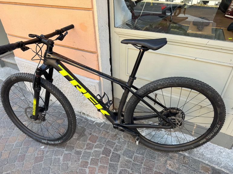 Used Trek Procaliber 9.6 Gen 3 2025 2025 Mountainbike, Black, 29 — image 2 of 5