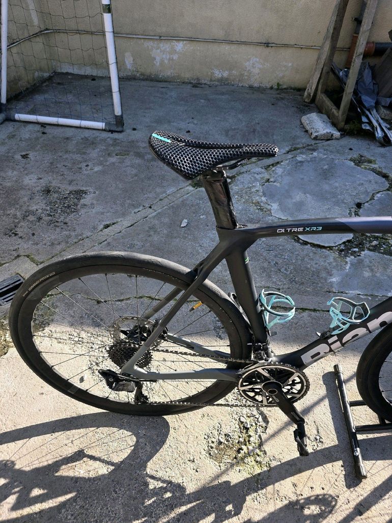 Used Bianchi Oltre XR3 - Ultegra 2022 2022 Road & Gravel, Light Gray — image 11 of 17