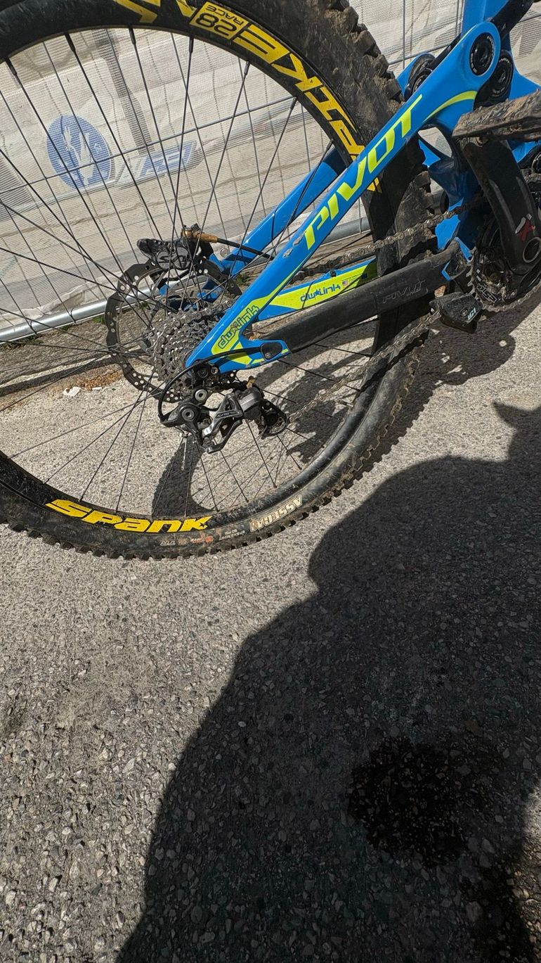Used Pivot Phoenix DH Carbon Saint 2018 2018 Mountainbike, Blue, 27.5 — image 3 of 7