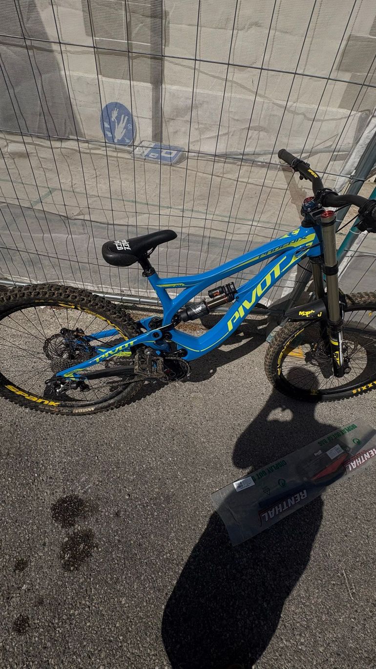 Used Pivot Phoenix DH Carbon Saint 2018 2018 Mountainbike, Blue, 27.5 — image 1 of 7