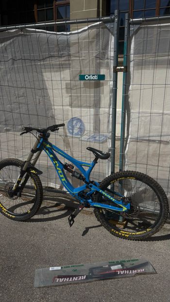 Used Pivot Phoenix DH Carbon Saint 2018 2018 Mountainbike, Blue, 27.5 — image 2 of 7