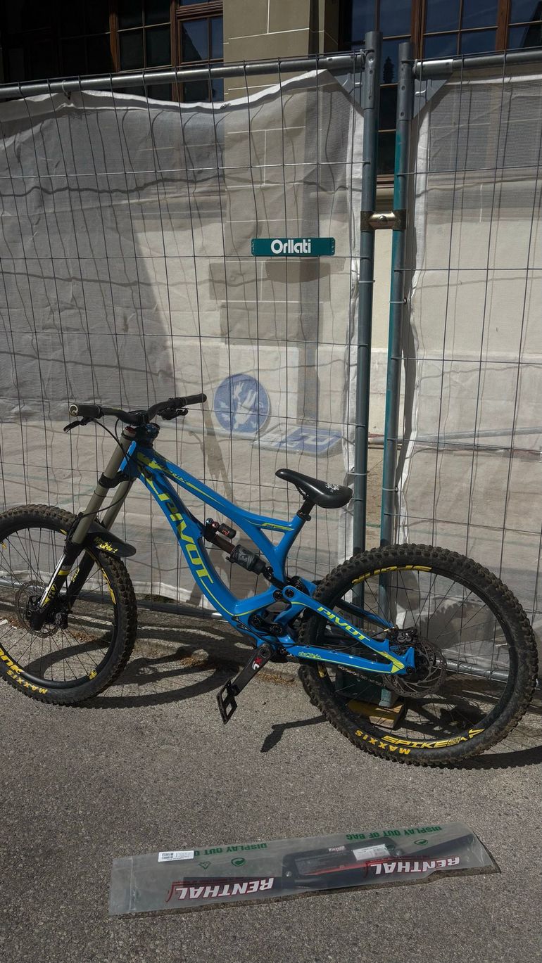 Used Pivot Phoenix DH Carbon Saint 2018 2018 Mountainbike, Blue, 27.5 — image 2 of 7