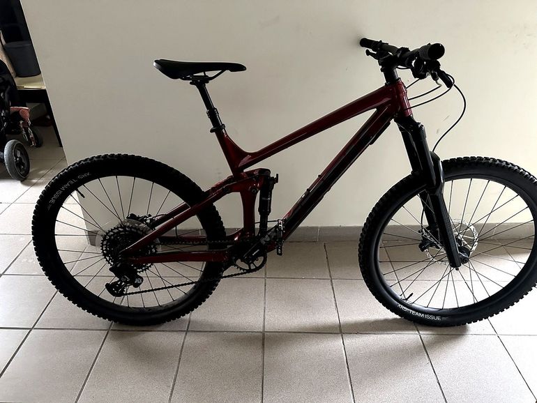 Used Trek Remedy 7 2022 2022 Mountainbike, Red, 27.5 — image 2 of 10