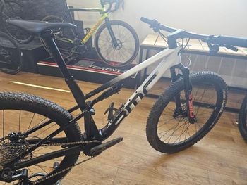 Used BMC Fourstroke 01 TWO 2024 2024 Mountainbike, White — image 5 of 10