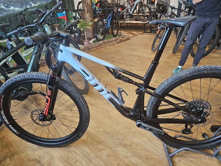 Used BMC Fourstroke 01 TWO 2024 2024 Mountainbike, White — image 2 of 10
