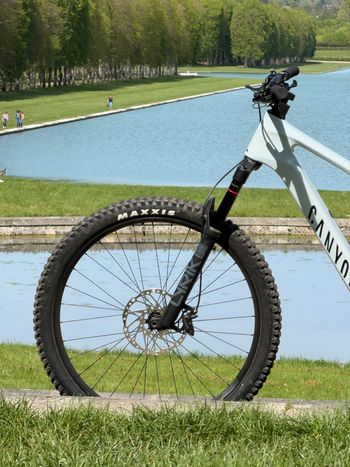 Used Canyon Spectral:on Shimano Deore 2024 Mountainbike, Light Gray — image 2 of 3
