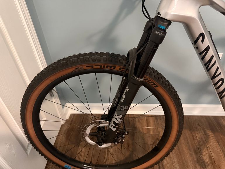 Used Canyon Lux Trail CF 8 2025 2025 Mountainbike, Light Gray — image 3 of 4