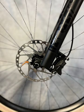 Used Scott Spark RC Comp 2025 2025 Mountainbike, Light Gray, 29 — image 8 of 11