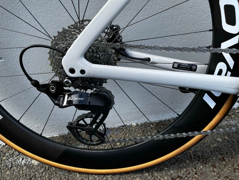 Used Specialized Tarmac SL7 Sport - Shimano 105 2025 2025 Road & Gravel, Light Gray — image 3 of 7