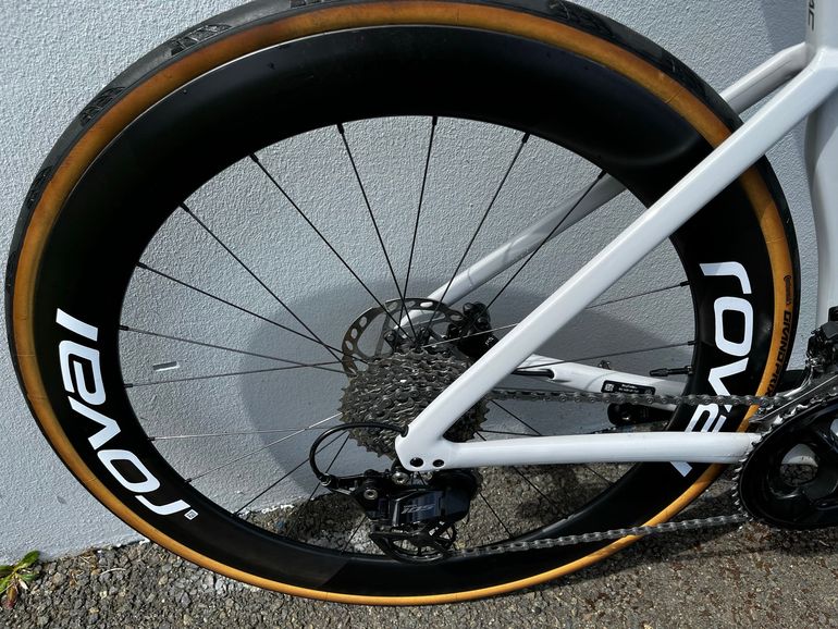 Used Specialized Tarmac SL7 Sport - Shimano 105 2025 2025 Road & Gravel, Light Gray — image 5 of 7