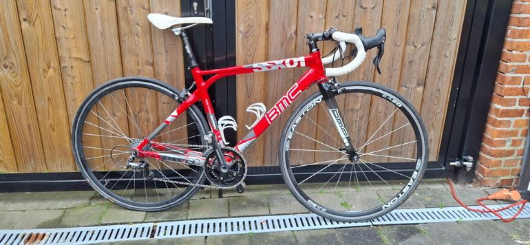 Used BMC BMC Custom Campagnolo Veloce 2016 Road & Gravel, Red — image 1 of 3
