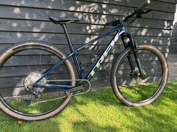 Used Trek Procaliber 9.6 2022 2022 Mountainbike, Blue, 29 — image 3 of 5