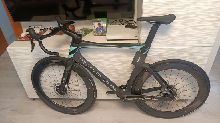 Used Bianchi Oltre SRAM Red eTap AXS 2025 Road & Gravel, Black — image 2 of 7