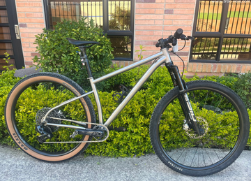 Leon Torrentibus Leon Framework Torrentibus 2024 Mountainbike de segunda mano, Gris claro — imagen 1 de 9