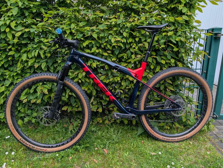Used Trek Supercaliber 9.8 GX AXS 2021 2021 Mountainbike, Red, 29 — image 2 of 5