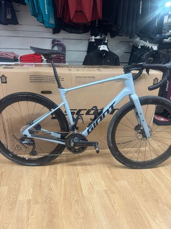 Used Giant Revolt Shimano Ultegra Di2 2025 Road & Gravel