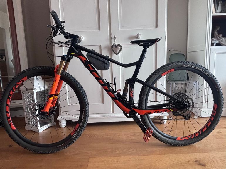 Used Scott Spark RC 900 SL 2017 2017 Mountainbike — image 2 of 11