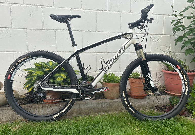 Used Specialized Stumpjumper Expert Carbon 26" 2012 2012 Mountainbike, Weiß — image 1 of 6