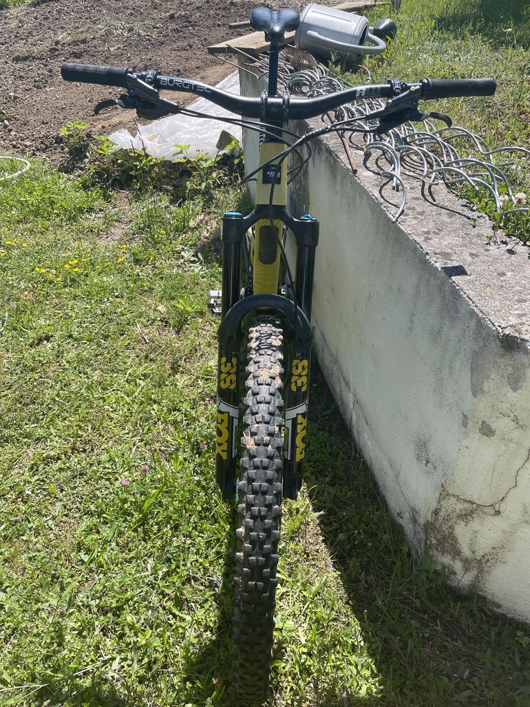 Used Santa Cruz MEGATOWER XT / Coil / Carbon C / 29 2022 2022 Mountainbike, White, 29 — image 1 of 7