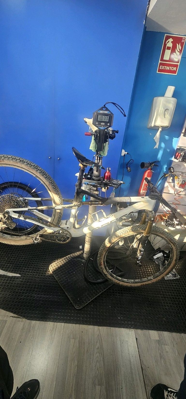 Used Orbea OIZ M-TEAM AXS 2024 2024 Mountainbike, White, 29 — image 12 of 12