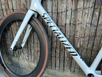 Used Specialized Tarmac SL8 Expert - Ultegra Di2 2025 2025 Road & Gravel, White — image 2 of 14