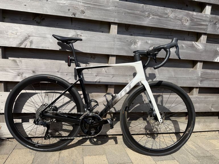 Used Giant Defy Advanced 1 2024 2024 Road & Gravel, White — image 1 of 4