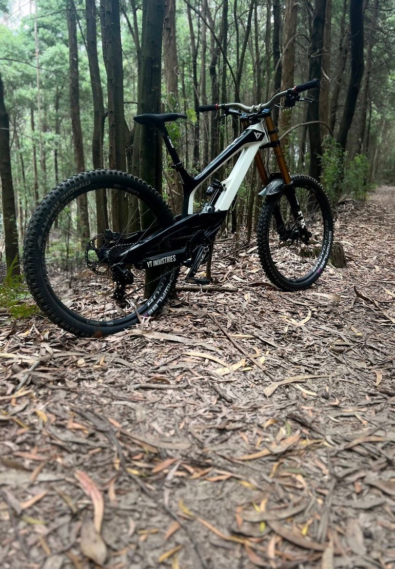 Used Yt tues Cf YT Tues CF Pro 2018 2019 Mountainbike, White — image 2 of 5