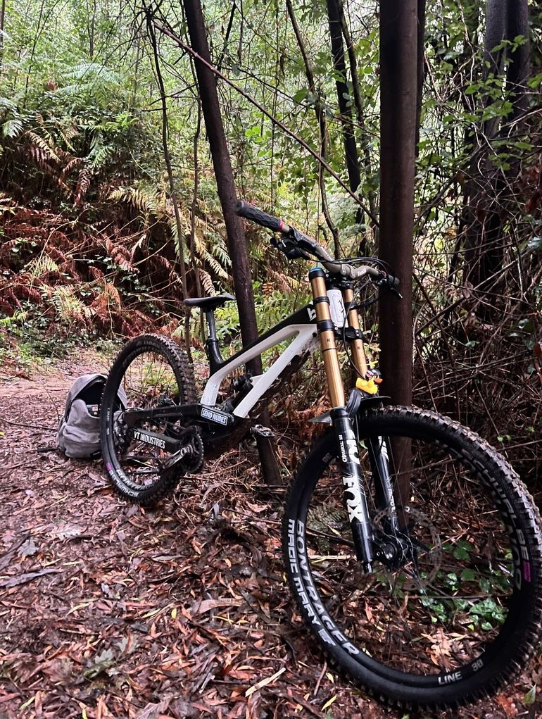 Used Yt tues Cf YT Tues CF Pro 2018 2019 Mountainbike, White — image 5 of 5