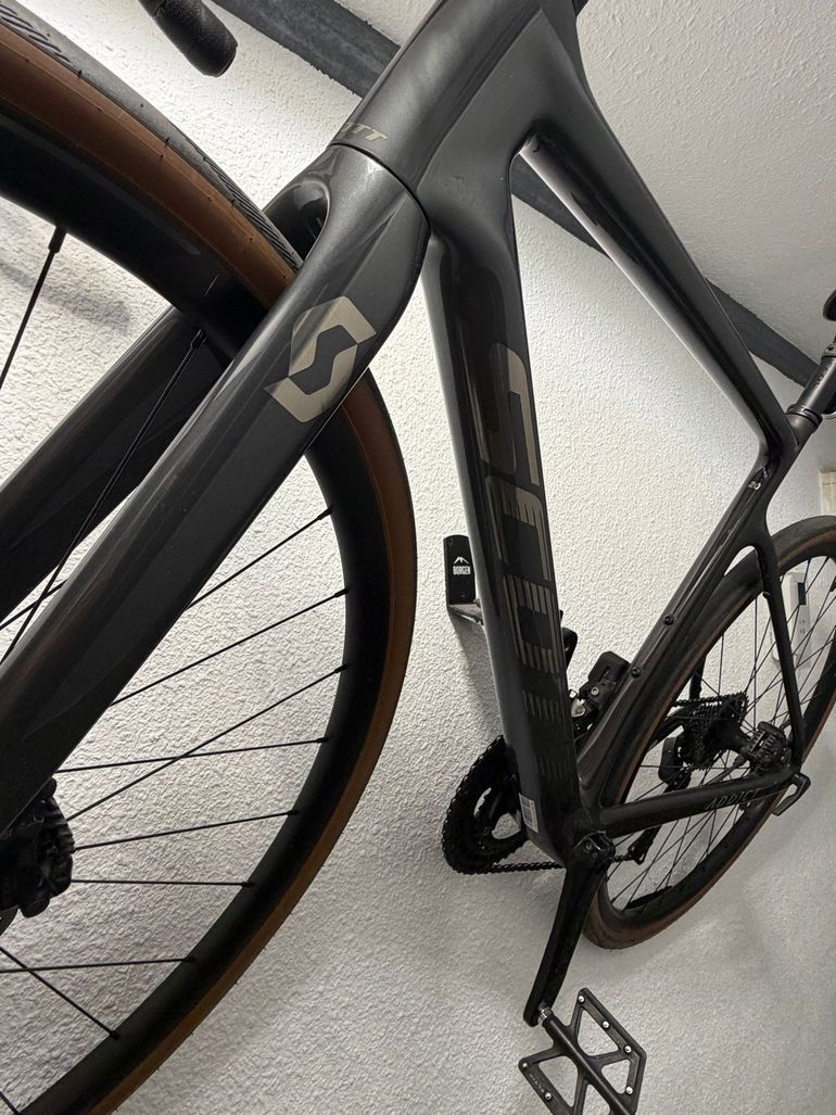 Used Scott Addict 20 2024 2024 Road & Gravel — image 1 of 4