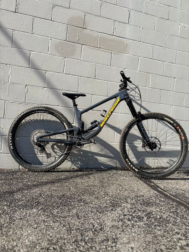 Used Nukeproof Giga 290 Carbon Comp 2022 Frameset 2022 Mountainbike, Light Gray, 29 — image 1 of 4