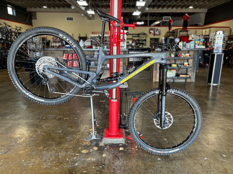 Used Nukeproof Giga 290 Carbon Comp 2022 Frameset 2022 Mountainbike, Light Gray, 29 — image 3 of 4