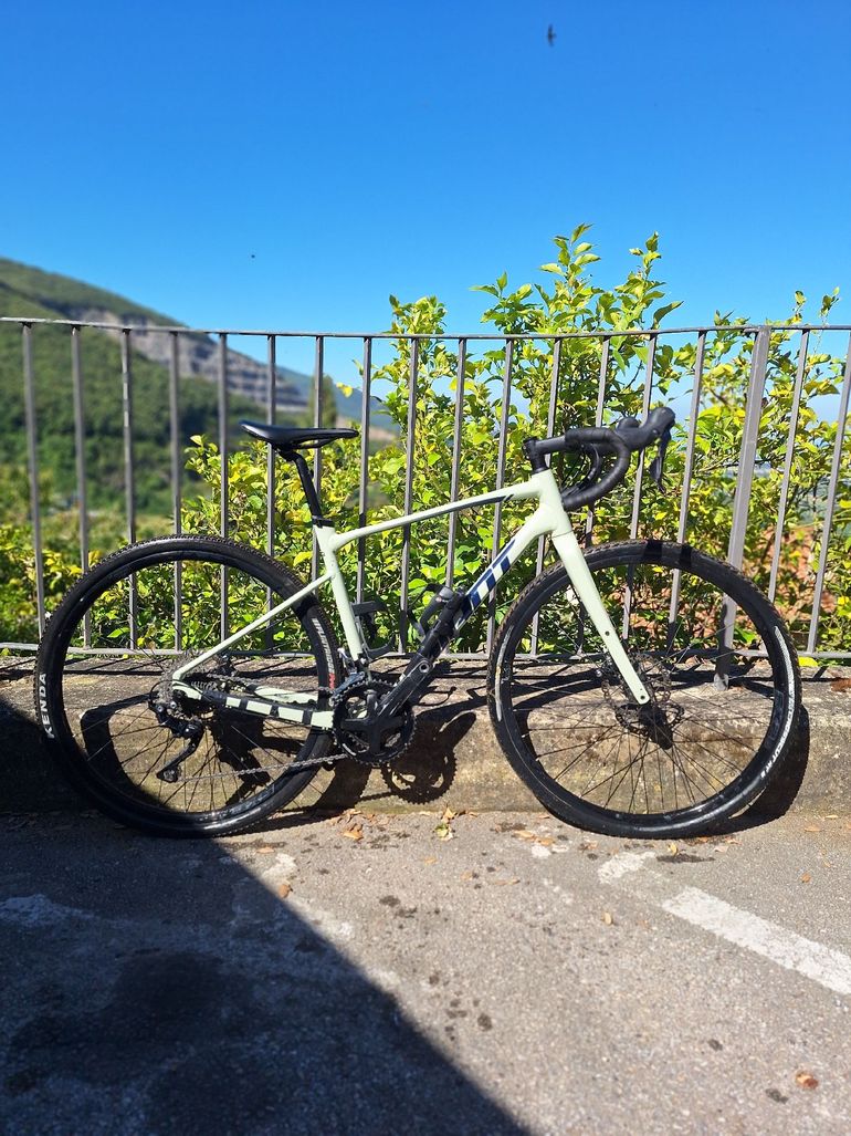 Used Giant Revolt Shimano GRX 2020 Road & Gravel — image 1 of 4