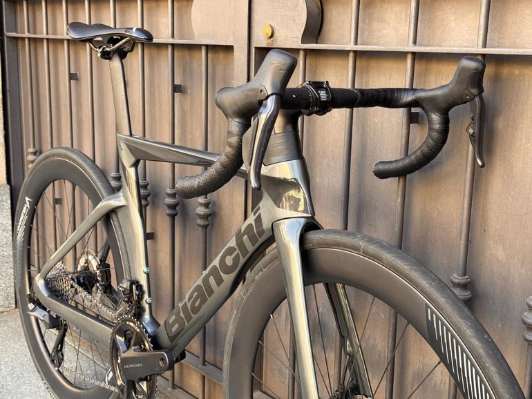 Used Bianchi Oltre Comp Ultegra Di2 2023 2023 Road & Gravel, Light Gray — image 5 of 10